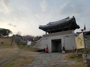 Dongnaeeupseong Fortress Site